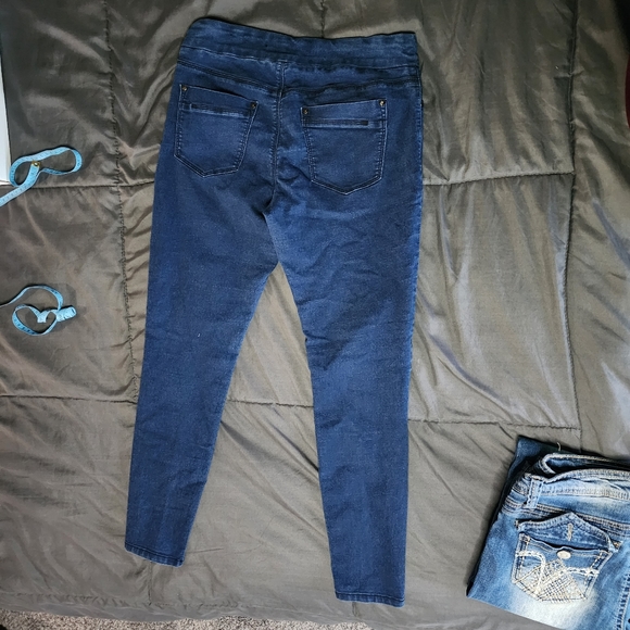 R Jeans - Picture 2 of 3